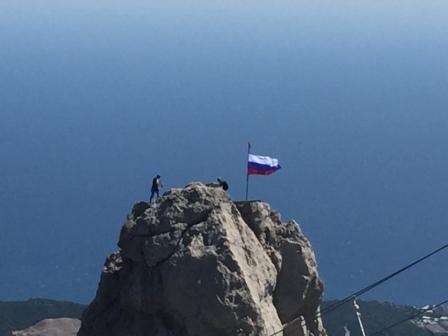  Крымские альпинисты водрузили флаг России на вершину Ай-Петри