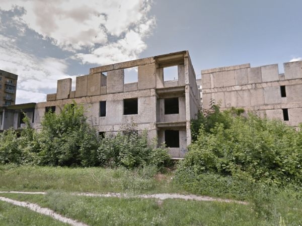 В Евпатории школьник сорвался с заброшенного здания
