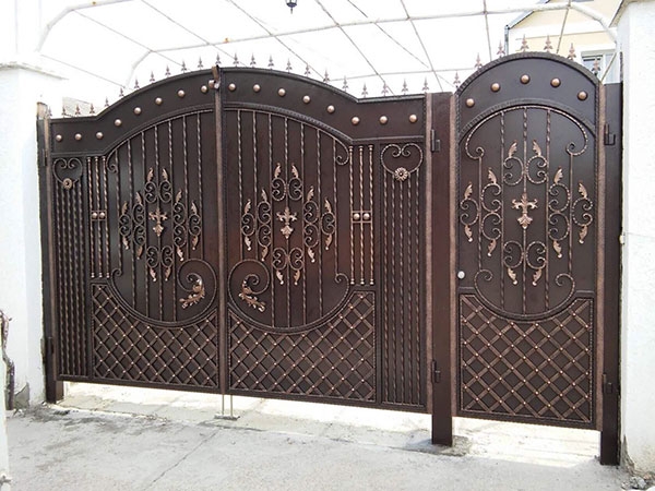Кованные ворота в Симферополе