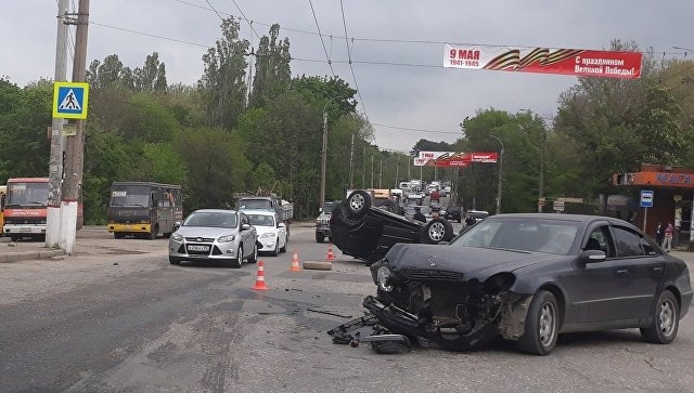 ДТП с «перевертышем»: на въезде в Симферополь столкнулись две иномарки