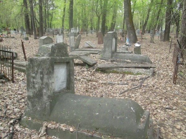 На Старорусском кладбище прошел субботник