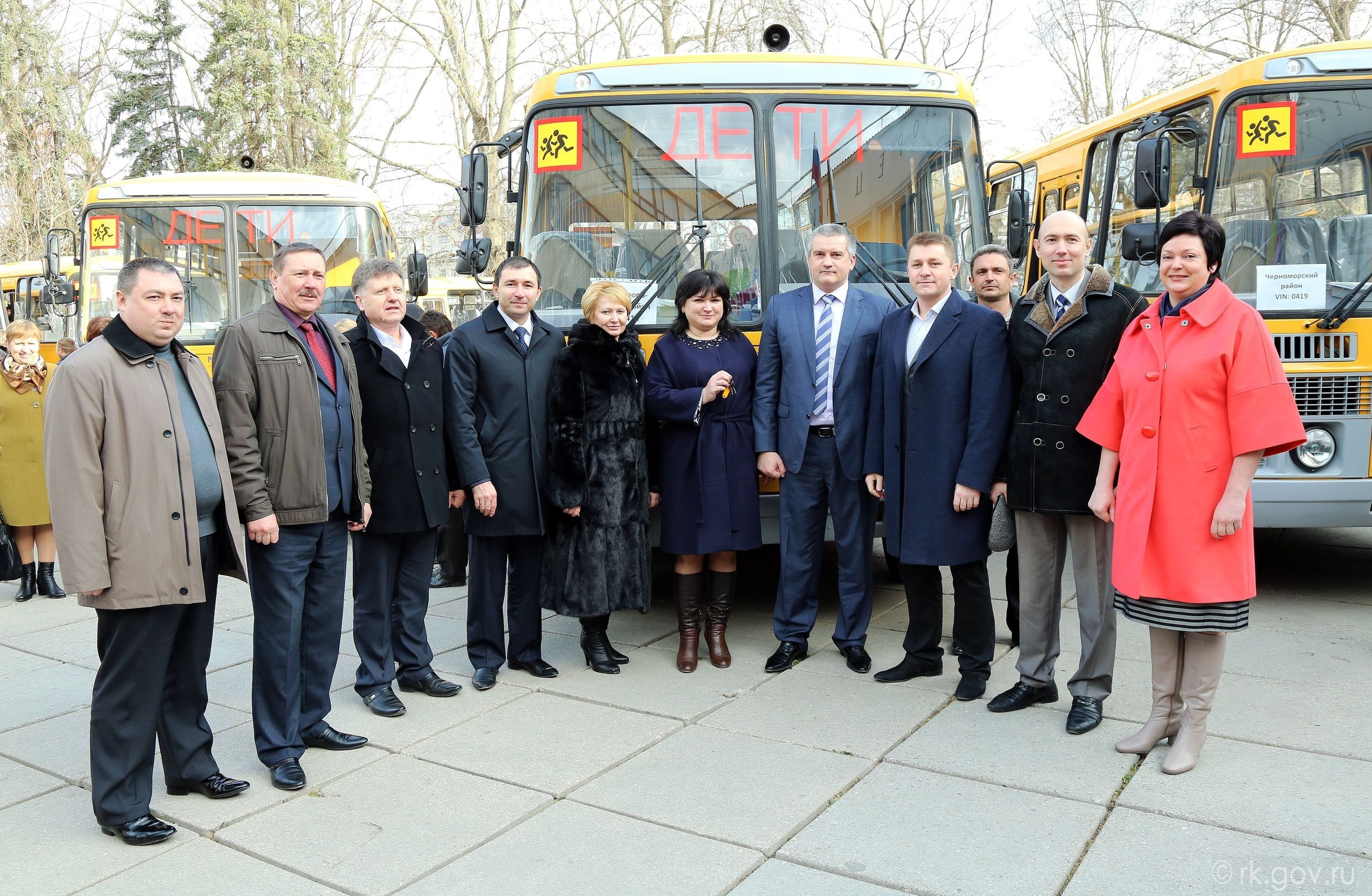 Сергей Аксенов вручил ключи от 30 новых школьных автобусов, закупленных республикой для подвоза учащихся к месту обучения и домой