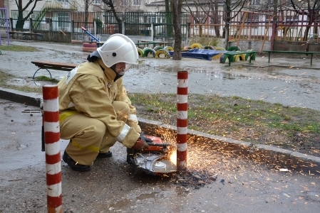 Крымские спасатели открывают пути автомобилям служб экстренного реагирования