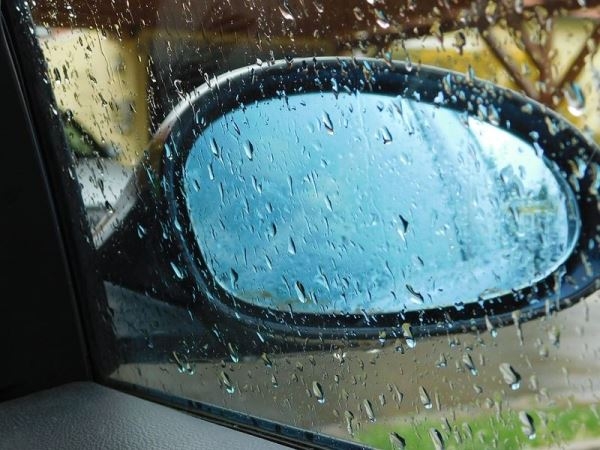 Симферопольцы прячут машины от «кислотного» дождя