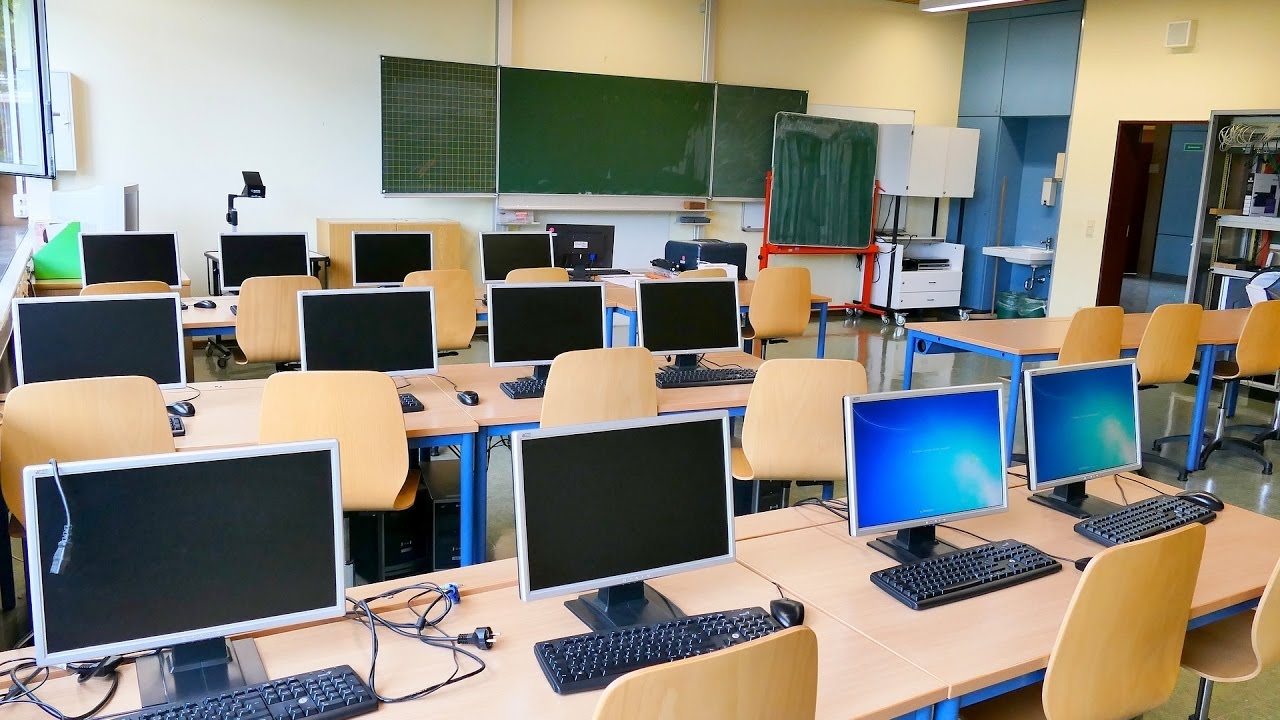 Школы Симферополя получат 600 новых компьютеров