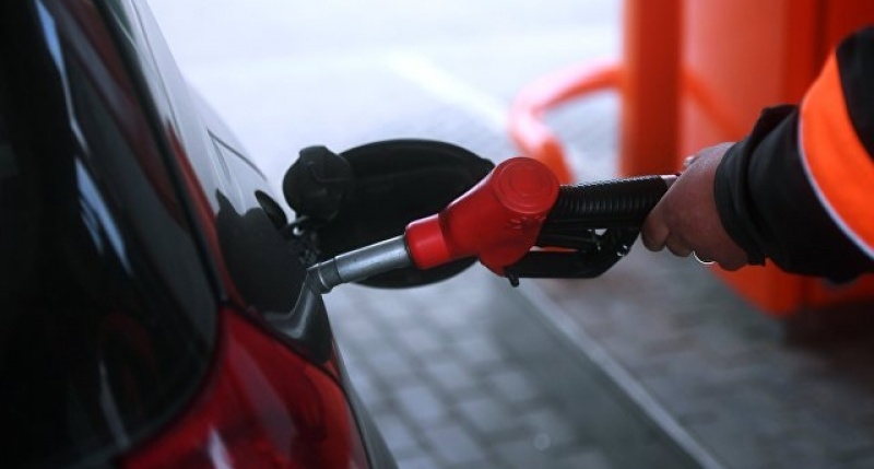 Автомобилисты Крыма заявили, что на полуострове снова подешевело топливо 