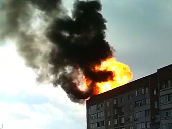 МЧС: Газовые баллоны на крыше дома в Щелкино взорвались из-за нарушения противопожарной безопасности.